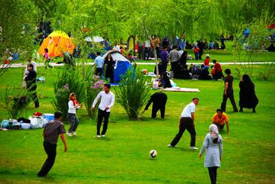 آماده‌سازی بوستان‌های قم برای روز طبیعت/نصب چشمه‌های سرویس بهداشتی سیار در بوستان‌های شاخص