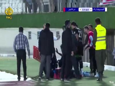 امدادرسانی تیم اورژانس به هوادار تیم تراکتور در ورزشگاه اراک