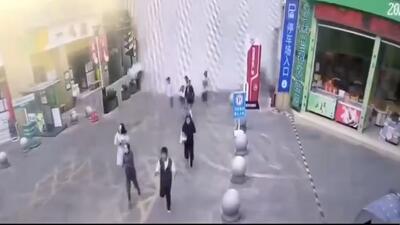 لحظه هولناک خالی شدن آب استخر بر سر عابران پیاده