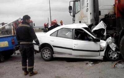 تصادف کامیون بنز با پژو ۲۰۷ در کرج ۵ نفر را مصدوم کرد