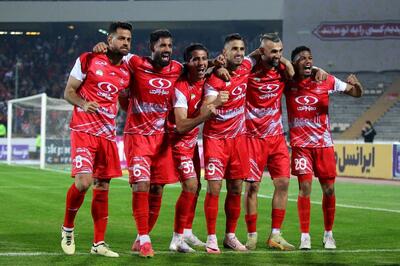 پرسپولیس با نقش‌ونگار عیدانه به استقبال بازی با شمس‌آذر رفت