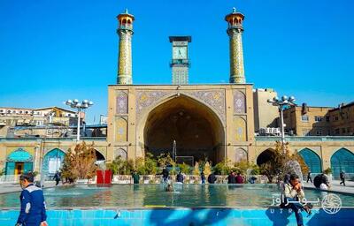 این روزها، گل‌ها به ورودی مسجد شاه آبروی تازه داده‌اند - چیدانه