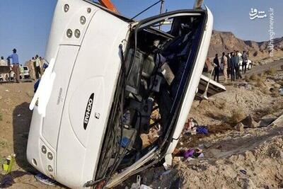 واژگونی یک دستگاه اتوبوس با ۴٨ مسافر در محور کرمان _ راور