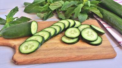 این خوراکی ساده فواید شگفت‌انگیزی دارد!/ چرا برخی نباید خیار بخورند؟