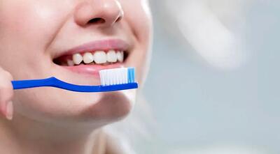 فواید ایستادن روی یک پا هنگام مسواک زدن