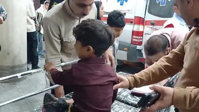 اولین فیلم از تنها کودک بازمانده حادثه اتوبوس واژگون شده در کرمان
