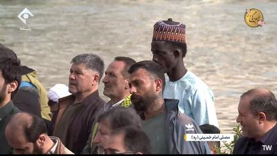 استایل جالب یک نمازگزار در مصلی تهران حاشیه ساز شد+ فیلم - آینه فردا