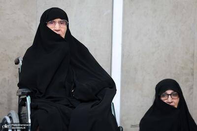 عکس/ دکتر زهرا مصطفوی فرزند امام خمینی در دیدار با رهبر معظم انقلاب