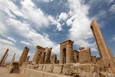 هنرنمایی دیدنی یک دختر در تخت جمشید