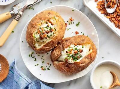 طرز تهیه سیب‌ زمینی تنوری خامه‌ای مخصوص با طعمی بی‌نظیر + فیلم