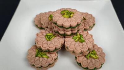 طرز تهیه شیرینی رز پسته ای فوق العاده نرم و خوشمزه با ماندگاری بالا با طعم منحصر به فرد گل محمدی!
