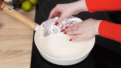 ماهیتابه را با فویل بپیچانید / ایده خلاقانه و کاربردی فویل در آشپزخانه