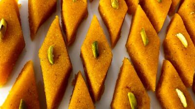 طرز تهیه لوز زعفرانی؛ شیرینی خوشمزه و خوش‌رنگ با طعم زعفران
