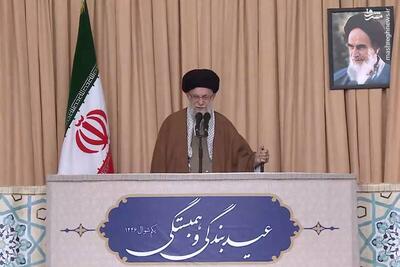 فیلم/ ورود رهبر انقلاب به جایگاه خطبه‌های نماز عید فطر