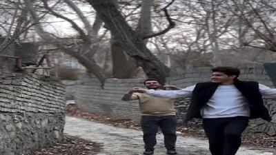 فیلم آواز شاد / پسره جوری رو پاهاش برا رقص پا تسلط داره که همه محوش شدند!
