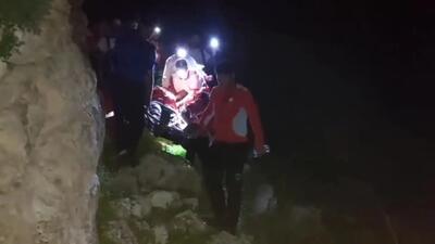 نجات مرد ۴۵ ساله در ارتفاعات منطقه تنگه بهرام چوبین توسط نجاتگران جمعیت هلال احمر