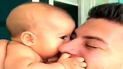 فیلم آواز باشکوه یک پدر بچه به بغل با رقص جذاب و دیدنی ! + فیلم