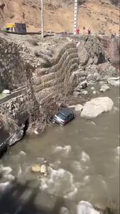 سقوط خودروی 206 داخل درهای جاده فشم