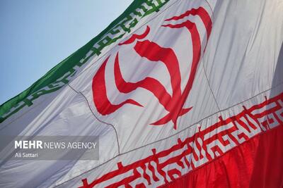 اهتزار پرچم ایران در کوهستان پارک پنجه علی بندرعباس