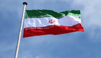 اهتزاز پرچم ۱۶ متری جمهوری اسلامی ایران در بندرعباس
