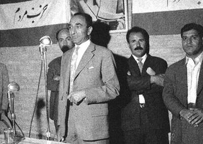 یادداشت‌های علم، شنبه ۲۴ بهمن ۱۳۴۹؛ شاهنشاه فرمودند عراق بازی درآورده و می‌گوید باید تکلیف تاکس بندر بصره  هم معلوم شود / اگر عراق [توافق اوپک را] امضا نکند پنج کشور دیگر امضا خواهند کرد؛ گور پدر عراق؛ چرا بی جهت سالی ۲۰۰ میلیون دلار اضافه بگیرد؟ / در همین مذاکره بودیم که وزیر دارایی جمشید آموزگار اطلاع داد که  عراق هم حاضر شده از مطلب بصره صرفنظر کند