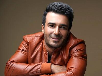 قابی زیبا از یوسف تیموری در کنار پدر و مادرش در یک رستوران