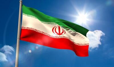 اهتزاز پرچم ایران بر بلندای کوهستان پنجه‌علی بندرعباس