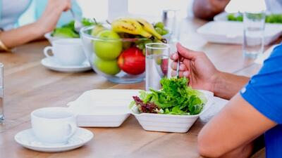 نوشیدن آب همراه غذا؛ آیا واقعاً مضر است؟