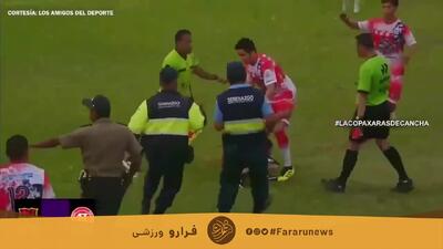داور فوتبال با لگد به سینه بازیکن مهاجم از خود دفاع کرد