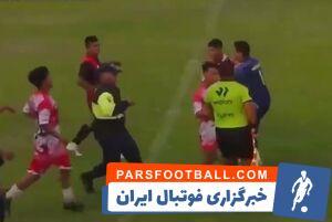 داور فوتبال در زمین «بروسلی» شد! +فیلم - پارس فوتبال
