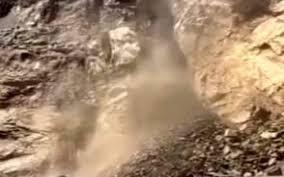 مسافران نوروزی در وحشت: لحظه ریزش کوه در اتوبان قزوین-رشت ثبت شد!
