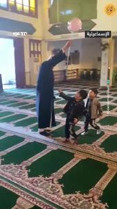 بادکنک بازی دو روحانی با کودکان در مسجد