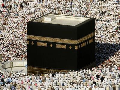 فردی که به خاطر نام بردن از امام زمان(عج) در کنار کعبه زندان بود مشمول عفو بن سلمان شد + فیلم