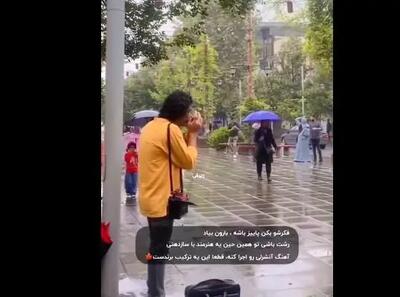 آواز احساسی؛ این مرد زیر بارون تو خیابون رشت با سازدهنی آهنگ آنشرلی رو نواخت و دل برد