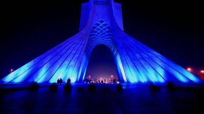 برج آزادی و پل طبیعت آبی شد