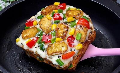 طرز تهیه پیتزا تابه‌ای، ساده، سریع و خوشمزه! (فیلم)