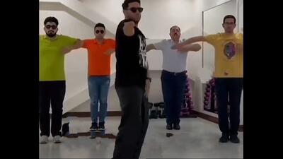 رقص گروهی پدربزرگ خوش ذوق با همه نوه هایش (فیلم)
