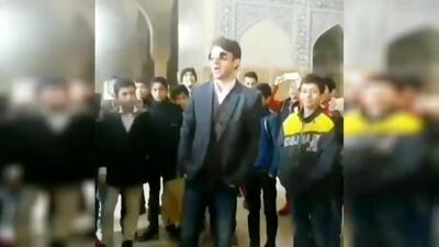 ببینید/ آواز خوانی یک معلم خوش صدا در بین دانش آموزان