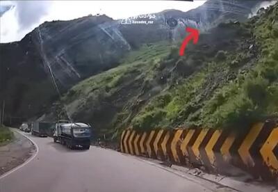 لحظه ترسناک و پربازدید وقوع زلزله در یک جاده کوهستانی