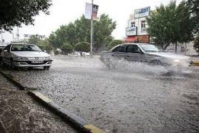 همدان بارانی می‌شود