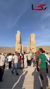 آسیب به تخت جمشید توسط مسافران نوروزی + فیلم