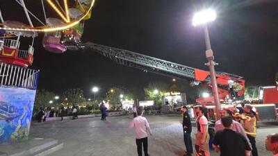 گرفتار شدن ۳۱ نفر در چرخ و فلک شهربازی + عکس