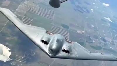 فیلمی از سوخت‌گیری هوایی بمب افکن B-2 Spirit(فیلم)