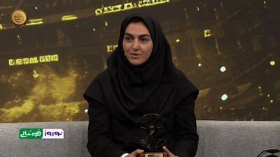 اهدای تندیس بهترین بانوی فوتبالیست سال به زهرا قنبری