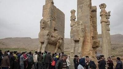 پیدا شدن قطعه‌ای از سر ستون‌های تخت جمشید کنار جاده - مردم سالاری آنلاین