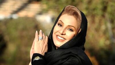عکس | چیدمان مفصل و رنگارنگ میز شام نسرین مقانلو برای دوستان بازیگرش / خانوم بازیگر سنگ تمام گذاشتن