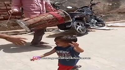 فیلم رقص بچه کوچیک وسط خیابون / دوره گردا وایسادن براش آهنگ میزنن!