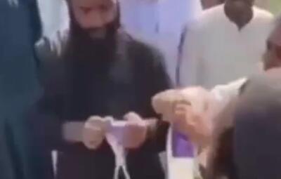 ببینید| مسلمانان معترض پاکستانی پرچم اسرائیل را جویدند! | رویداد24