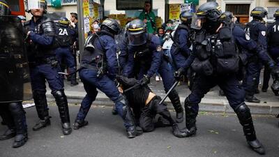 پاسخ پلیس فرانسه به اعتراض دانشجویان در پاریس با چوب و چماق + فیلم