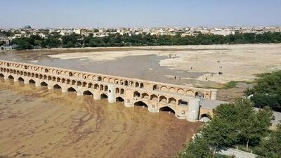 عکاسی وسط زاینده‌رود حادثه آفرید!+ فیلم - آینه فردا